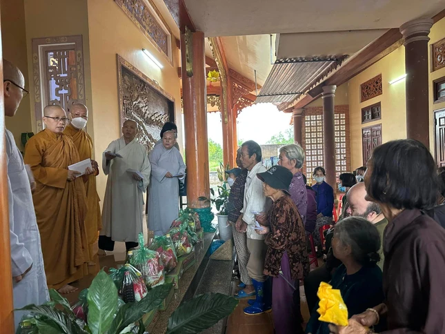 Trao quà đến bà con nghèo tại chùa Đà Sơn - Ảnh: PBNG