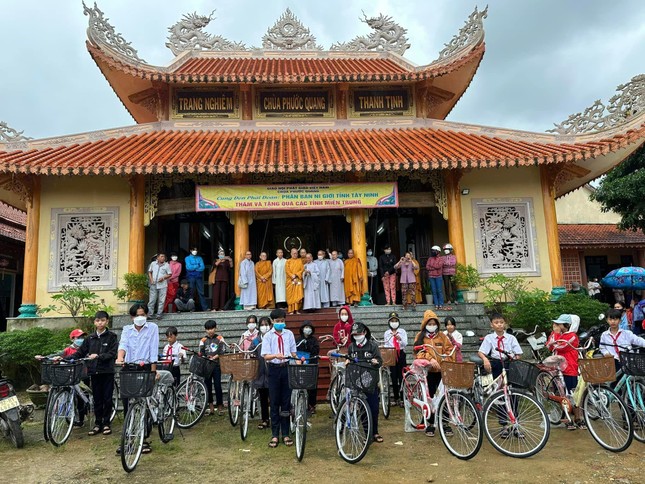 Tặng 20 xe đạp đến học sinh nghèo - Ảnh: PBNG