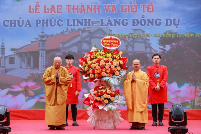 Hòa thượng Thích Thanh Giác đại diện cho Thường trực Ban Trị sự GHPGVN TP.Hải Phòng trao tặng lẵng hoa chúc mừng