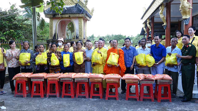 Hội cũng tặng 300 suất quà cho bà con