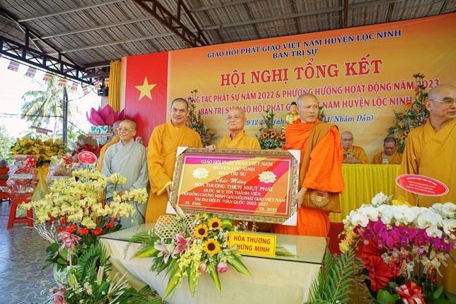 Trao khánh vàng mừng Hòa thượng Thích Nhựt Phát được suy cử Thành viên Hội đồng Chứng minh GHPGVN