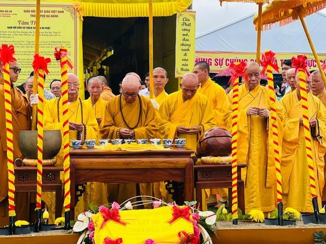 Chư tôn thiền đức đã niêm hương chú nguyện, gia trì, động thổ công trình xây dựng chùa Hải An