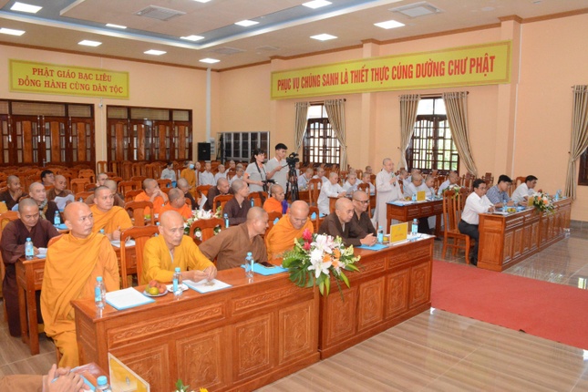 Chư tôn đức, đại diện các cơ quan tỉnh tham dự