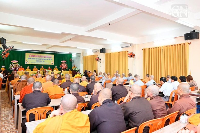 Quang cảnh lễ trao quyết định chuẩn y nhân sự Ban Trị sự tỉnh nhiệm kỳ 2022-2027