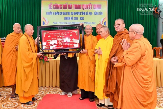 Chư tôn đức Ban Trị sự tỉnh dâng khánh vàng chúc mừng Hòa thượng Thích Quảng Hiển Chư tôn đức Ban Trị sự tỉnh dâng khánh vàng chúc mừng Hòa thượng Thích Quảng Hiển