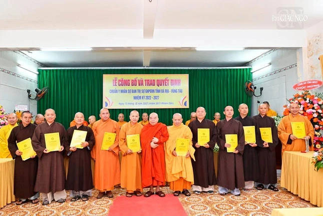 Hòa thượng Thích Thiện Tâm trao quyết định chuẩn y nhân sự Ban Trị sự tỉnh Hòa thượng Thích Thiện Tâm trao quyết định chuẩn y nhân sự Ban Trị sự tỉnh