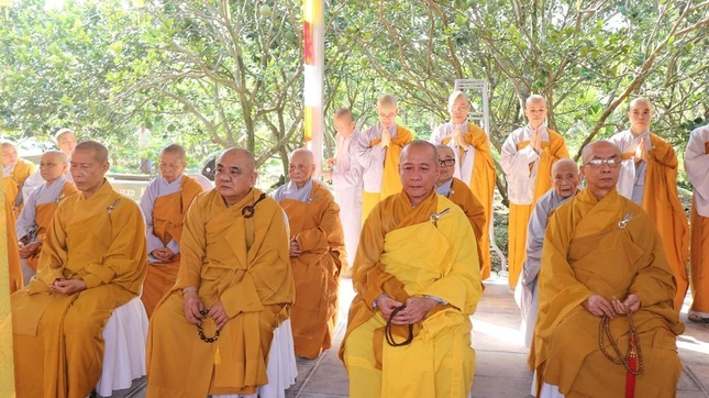 Chư tôn đức chứng minh