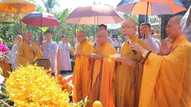 Chư tôn giáo phẩm GHPGVN tỉnh Bến Tre sái tịnh bảo tháp Chư tôn giáo phẩm GHPGVN tỉnh Bến Tre sái tịnh bảo tháp