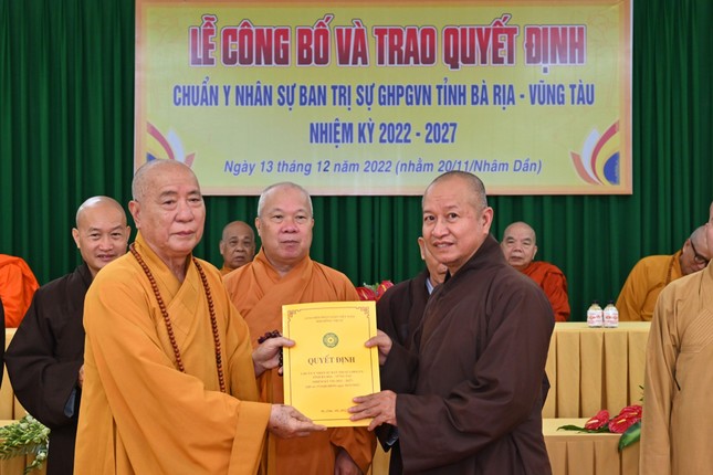 Hòa thượng Thích Quảng Hiển trao quyết định chuẩn y nhân sự