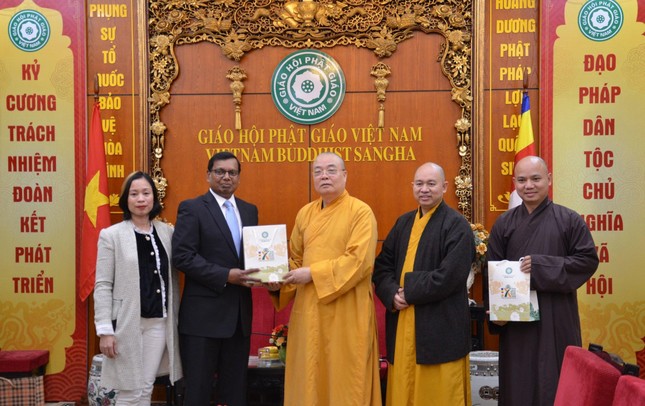 Hòa thượng Thích Thanh Nhiễu Đại sứ Đặc mệnh toàn quyền Sri Lanka tại Việt Nam Prasanna Gamage Hòa thượng Thích Thanh Nhiễu Đại sứ Đặc mệnh toàn quyền Sri Lanka tại Việt Nam Prasanna Gamage