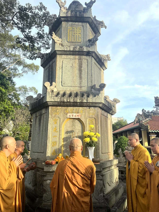Tưởng niệm tại bảo tháp trong khuôn viên tổ đình Hội Khánh Tưởng niệm tại bảo tháp trong khuôn viên tổ đình Hội Khánh