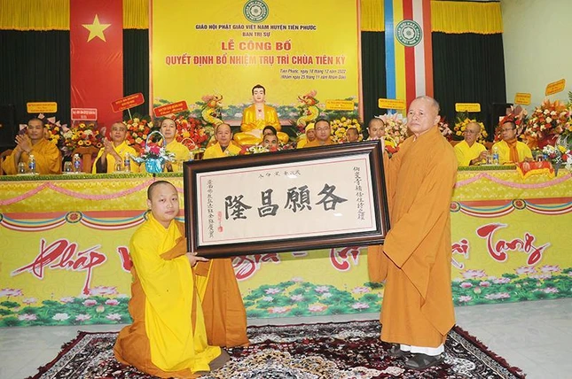 Hòa thượng Thích Đồng Nguyện tặng quà lưu niệm