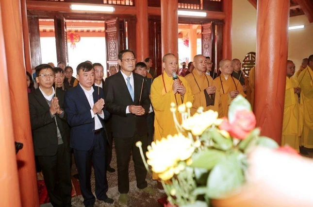 Chư tôn đức Ban Trị sự tỉnh cùng lãnh đạo các cơ quan dâng hương trước Tam bảo