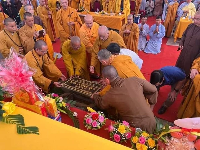 Chư tôn đức đặt đá xây dựng ngôi chánh điện chùa Bửu Pháp