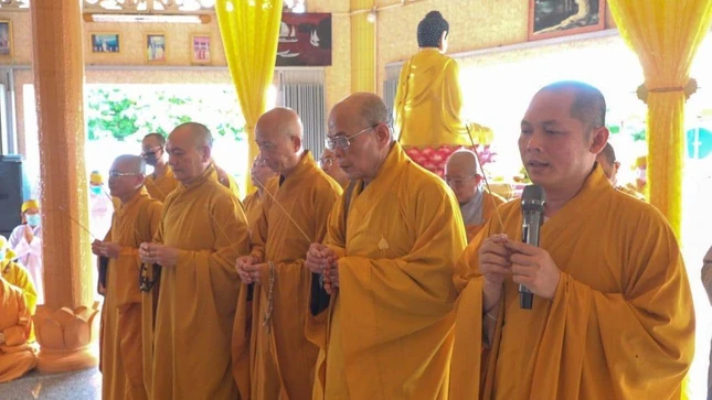 Chư tôn đức Ban Thường trực Ban Trị sự tỉnh Hậu Giang niêm hương tưởng niệm Giác linh Ni trưởng Thích nữ Kiệm Liên