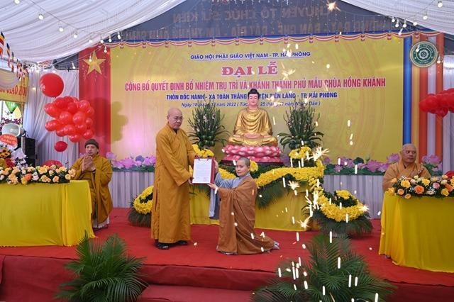 Hòa thượng Thích Quảng Tùng trao quyết định bổ nhiệm trụ trì đến Sư cô Thích Diệu Thảo