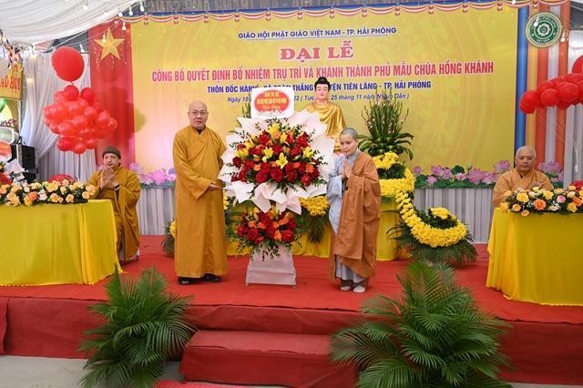 Hòa thượng Thích Quảng Tùng tặng hoa chúc mừng