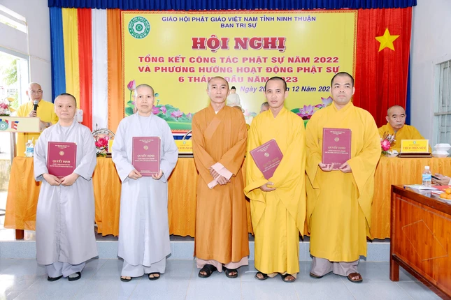 Nhân sự Trường Trung cấp Phật học tỉnh nhận quyết định