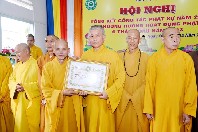 Hòa thượng Thích Hạnh Thể trao Bằng tuyên dương công đức