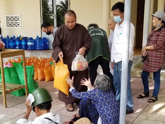 Chùa Pháp Quang trao quà đến người nghèo
