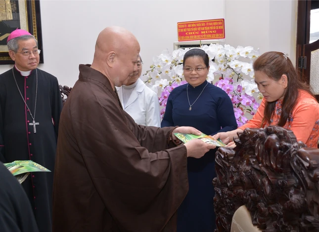 Hòa thượng Trưởng ban Trị sự trao tặng báo Giác Ngộ Hòa thượng Trưởng ban Trị sự trao tặng báo Giác Ngộ