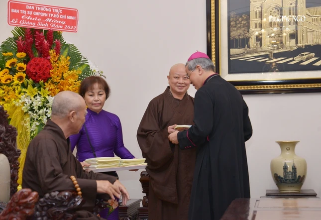 Ngài Tổng Giám mục trao quà lưu niệm Ngài Tổng Giám mục trao quà lưu niệm