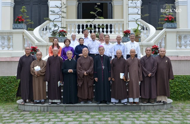 Chụp ảnh lưu niệm tại Tòa Tổng Giám mục TP.HCM Chụp ảnh lưu niệm tại Tòa Tổng Giám mục TP.HCM