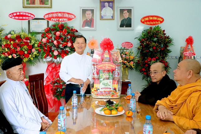 Linh mục Nguyễn Văn Riễn tiếp phái đoàn chúc mừng Giáng sinh