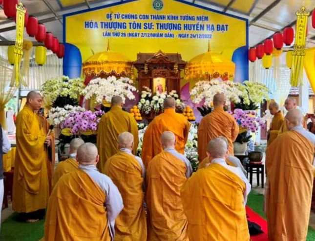 Môn đồ pháp quyến tưởng niệm Hòa thượng ân sư - Ảnh: L.N