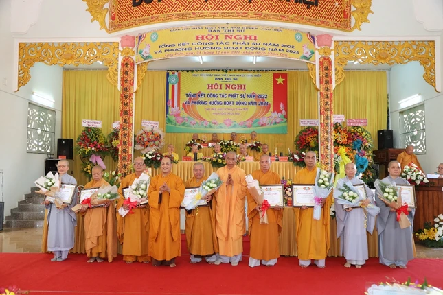 Chư tôn đức Tăng Ni nhận Bằng tuyên dương công đức