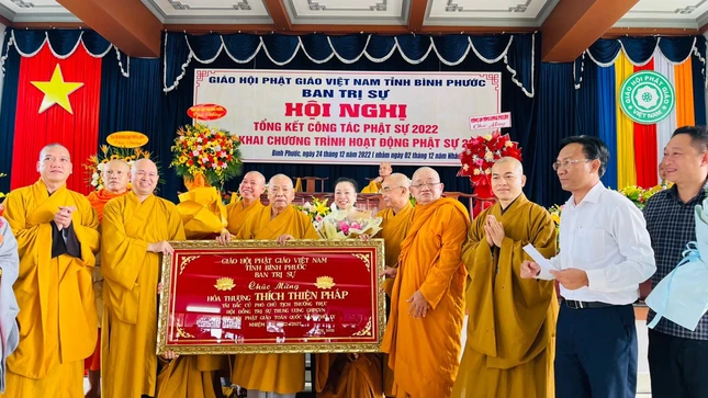 Ban Trị sự Phật giáo tỉnh đã tặng khánh vàng chúc mừng Hòa thượng Thích Thiện Pháp