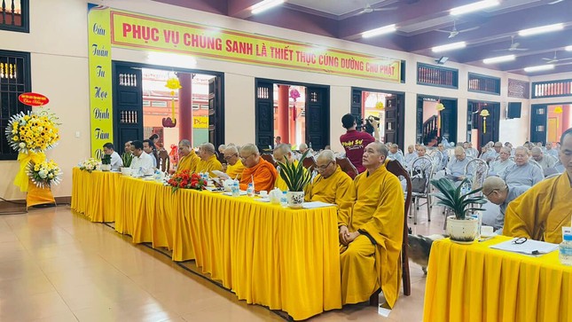 Chư tôn đức Tăng Ni, quý khách tham dự hội nghị