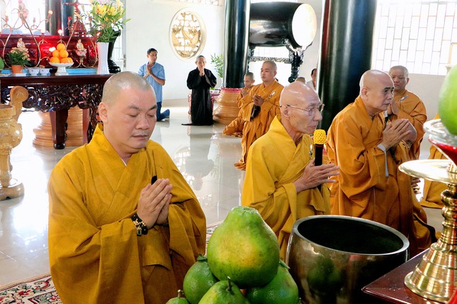 Chư tôn đức thành kính tưởng niệm