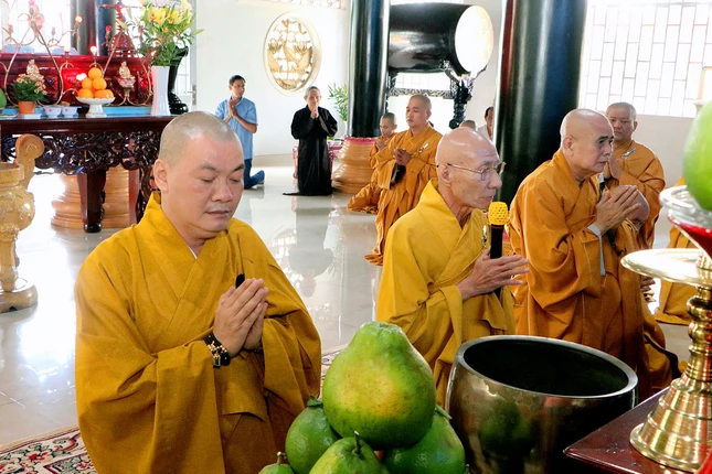 Chư tôn đức thành kính tưởng niệm