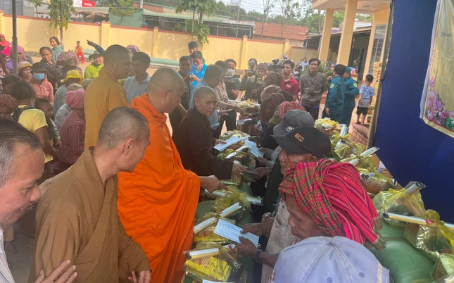Chư tôn đức Tăng Ni trao quà Tết đến bà con khó khăn