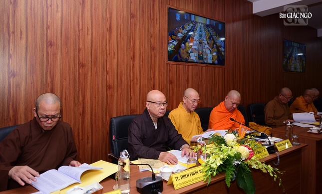 Đại biểu nghiên cứu các văn bản tại phiên họp