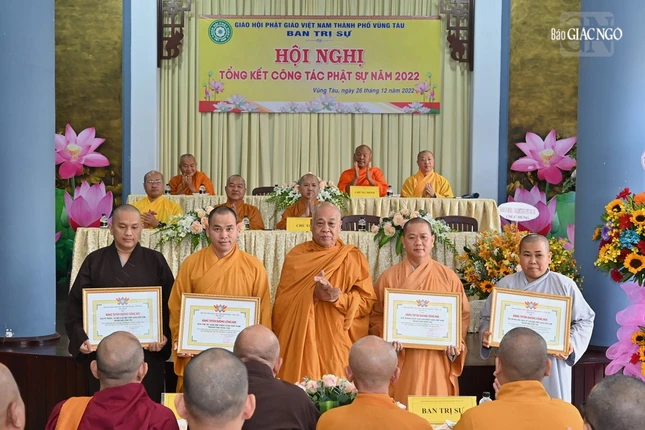 Chư tôn đức Tăng Ni nhận Bằng tuyên dương công đức