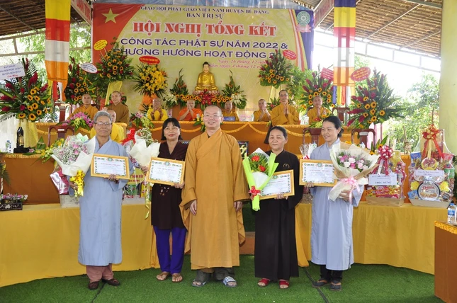 Trao Bằng tuyên dương công đức đến các Phật tử