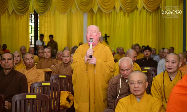 Hòa thượng Thích Duy Trấn đóng góp ý kiến tại hội nghị