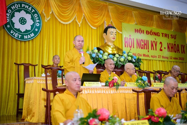 Thượng tọa Thích Đức Thiện giải đáp các đại biểu tại hội nghị