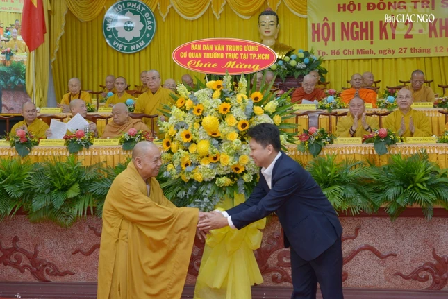 Đại diện Ban Dân vận Trung ương tặng hoa chúc mừng hội nghị