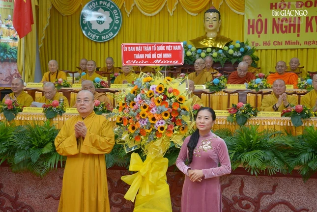 Bà Phan Kiều Thanh Hương, đại diện Ủy ban MTTQVN TP.HCM tặng hoa chúc mừng