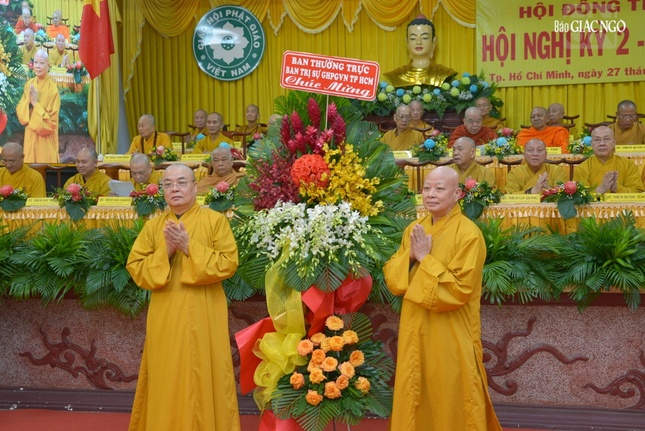Hòa thượng Thích Lệ Trang, Trưởng ban Trị sự GHPGVN TP.HCM tặng lẵng hoa chúc mừng đến Hòa thượng Thích Thanh Nhiễu đại diện Ban Tổ chức tiếp nhận