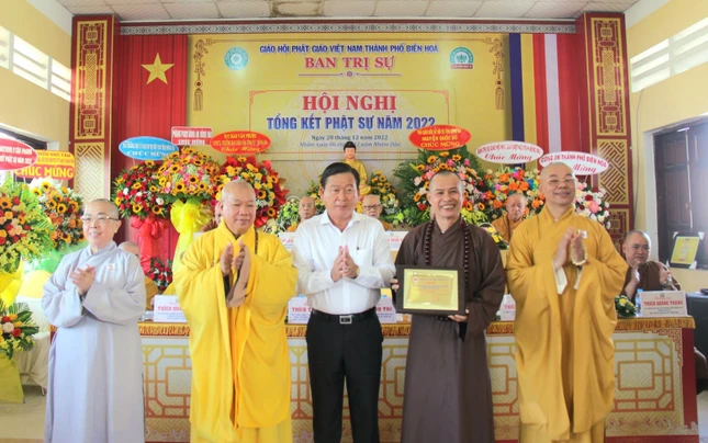 Lãnh đạo Ban Dân vận Tỉnh ủy Đồng Nai tặng bảng vàng tri ân Ban Trị sự GHPGVN TP.Biên Hòa vì đã tích cực trong công tác an sinh xã hội