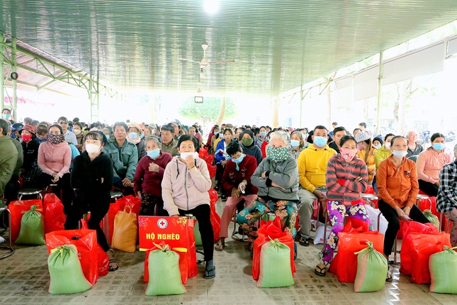 Hộ nghèo nhận quà Tết