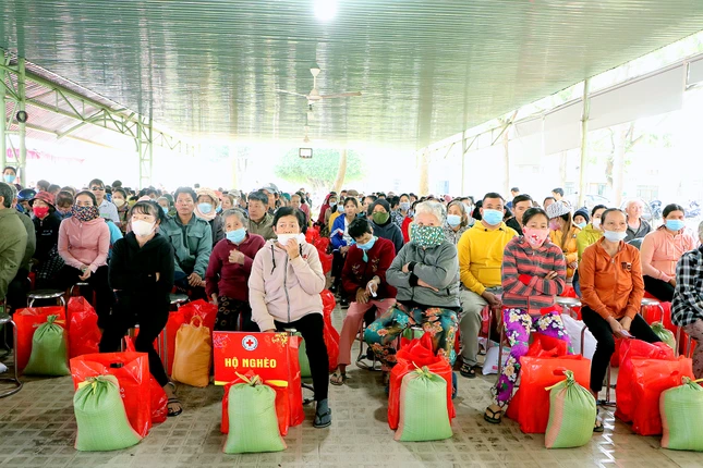 Hộ nghèo nhận quà Tết