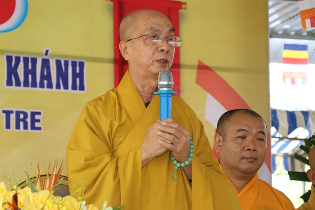 Hòa thượng Thích Nhựt Tấn ban đạo từ, khuyến tấn đến Đại đức tân trụ trì