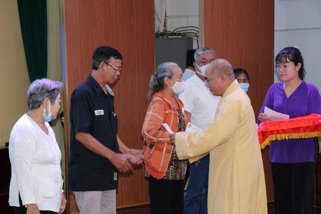 Đại đức Thích Trí Thuận trao quà đến bà con khó khăn vui Tết Quý Mão - Ảnh: Ban TTTT Bến Tre Đại đức Thích Trí Thuận trao quà đến bà con khó khăn vui Tết Quý Mão - Ảnh: Ban TTTT Bến Tre
