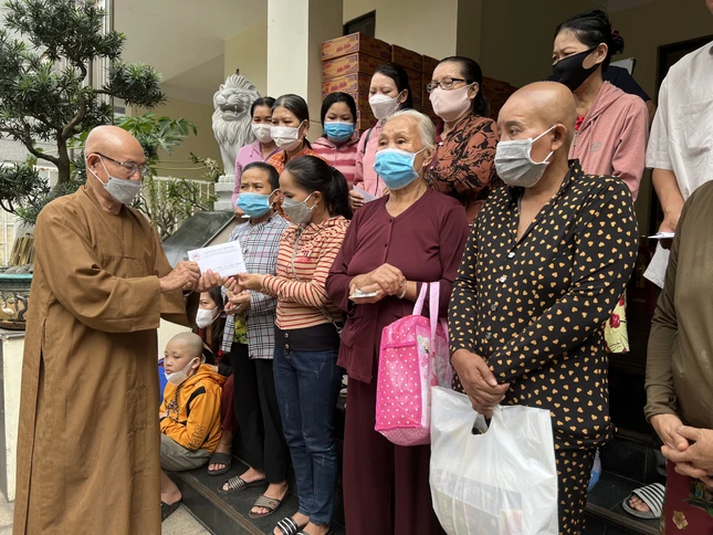 Hòa thượng Thích Tâm Viên đại diện bạn đọc báo Giác Ngộ trao tiền đến các bệnh nhân bị bệnh hiểm nghèo - Ảnh: M.Tuyền