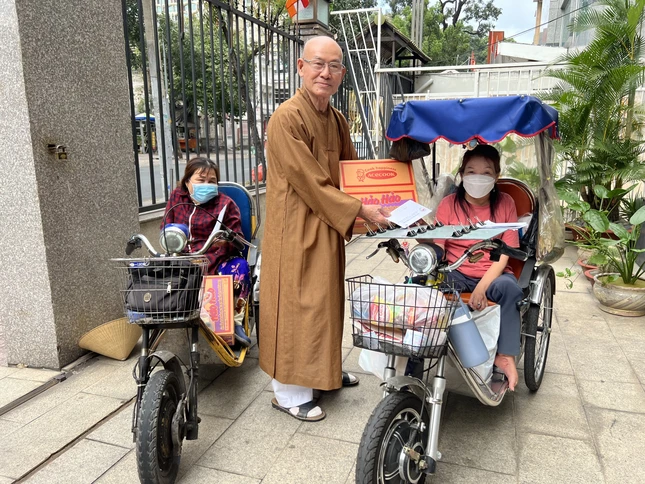 Hòa thượng Thích Tâm Viên tặng 100 phần quà cho người bán vé số - ẢNh: Mộng Tuyền